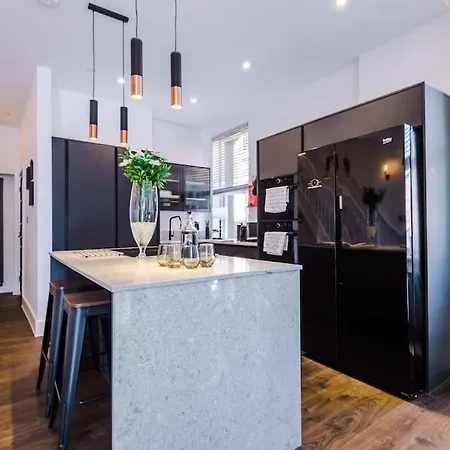 Incredible 3Bed Townhouse, Rooftop Patio, Sleeps 6-3